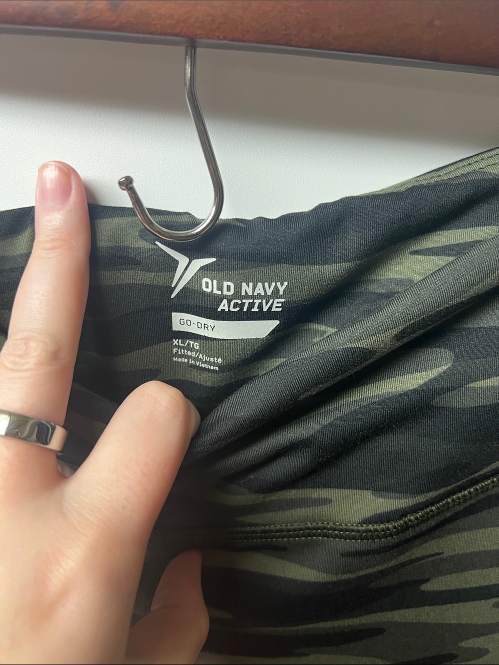 Old Navy Womens Olive Camo Capri Leggings, XL - Picture 2 of 4